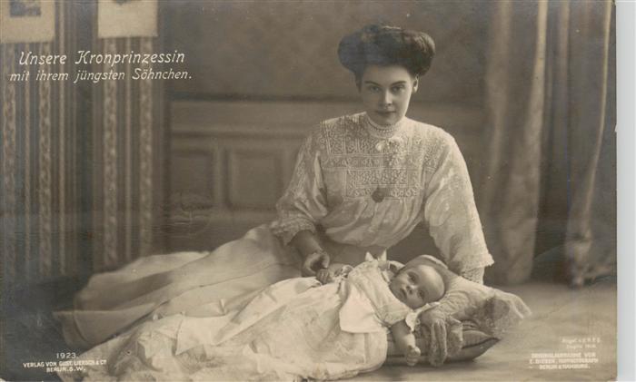 Adel Noble Unsere Kronprinzessin und Jungster Sohn