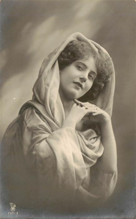 Foto RPH Nr. Nr. 2321/2 Frau Posiren