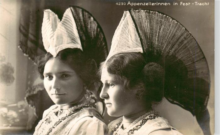 Appenzell IR Appenzellerinnen in Fest Tracht