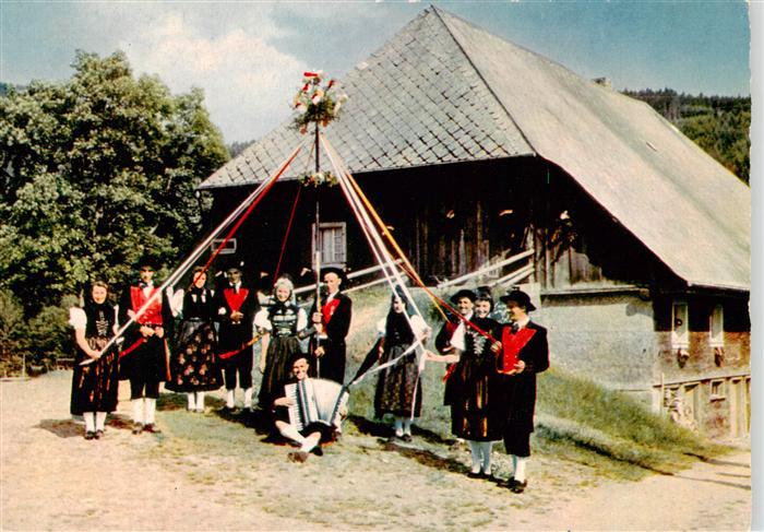 Goeschweiler Loeffingen Trachtengruppe beim Baendertanz