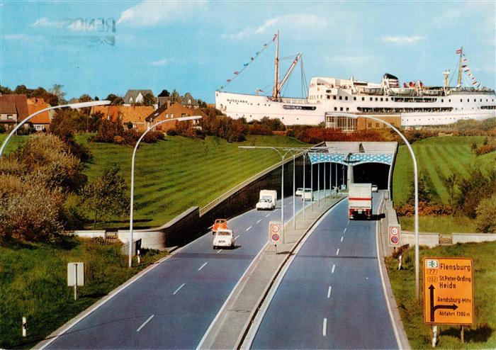 Rendsburg Schleswig-Holstein Strassentunnel unter dem Nord-Ostsee-Kanal Dampfer