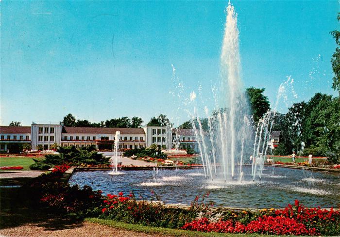 Bad Lippspringe Kurhaus Hotel im Kaiser Karls Park mit grosser Leuchtfontaene