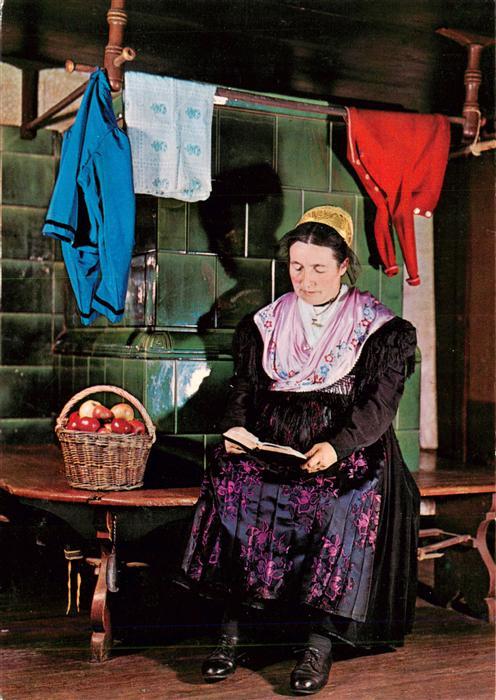 Dietental Baeuerin am Kachelkamin