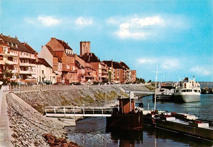 Emmerich Rhein Rheinpromenade mit Schiffsanlegestellen