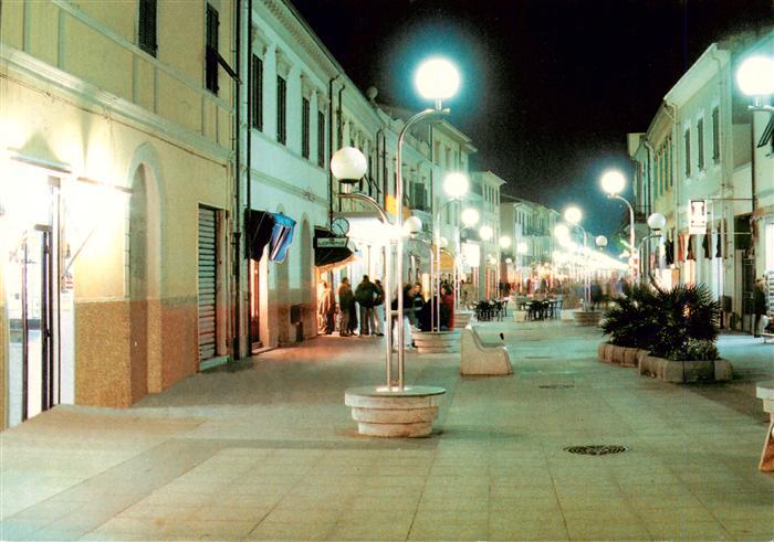 San Vincenzo Livorno Toscana IT Zona Pedonale Fussgaengerzone am Abend
