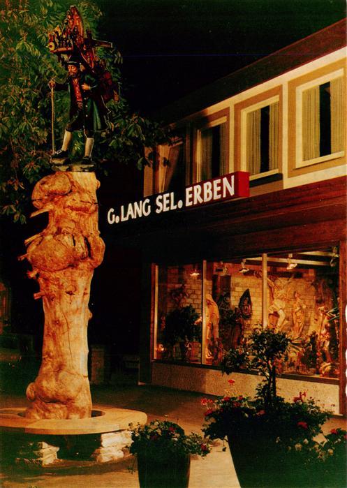 OBERAMMERGAU Bayern Kraxentraeger mit dem neuen Laden der Fa Lang sel Erben