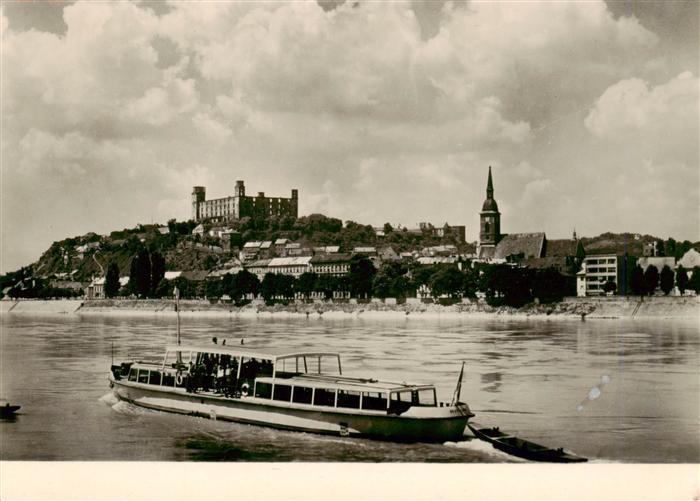 Bratislava Pressburg Pozsony SK Blick ueber die Donau zur Burg Fahrgastschiff