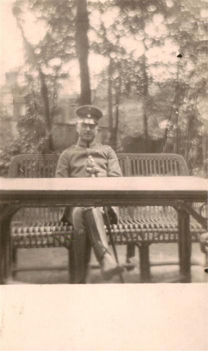 BERLIN  CITY Offizier auf der Bank