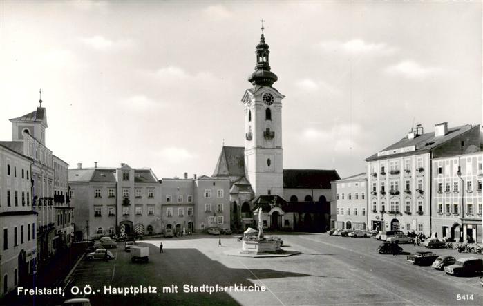 Freistadt Muehlviertel Oberoesterreich AT Hauptplatz mit Stadtpfarrkirche