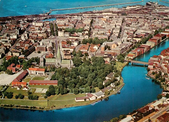 Trondheim Trondhjem Norge Den sentrale del med Nidelven og Domkirken i forgrunne