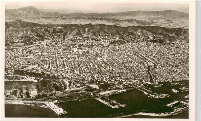 Barcelona Cataluna ES Vista general aérea y Montserrat al fondo
