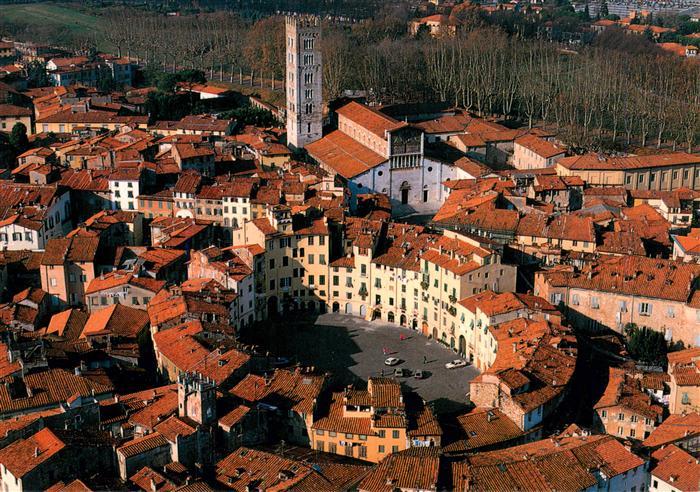 Lucca Toscana IT Anfiteatro Romano e Basilica di San Frediano veduta aerea