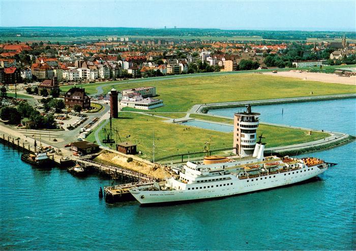 Cuxhaven Nordseebad Nordseeheilbad Faehre Alte Liebe mit Blick auf die Stadt