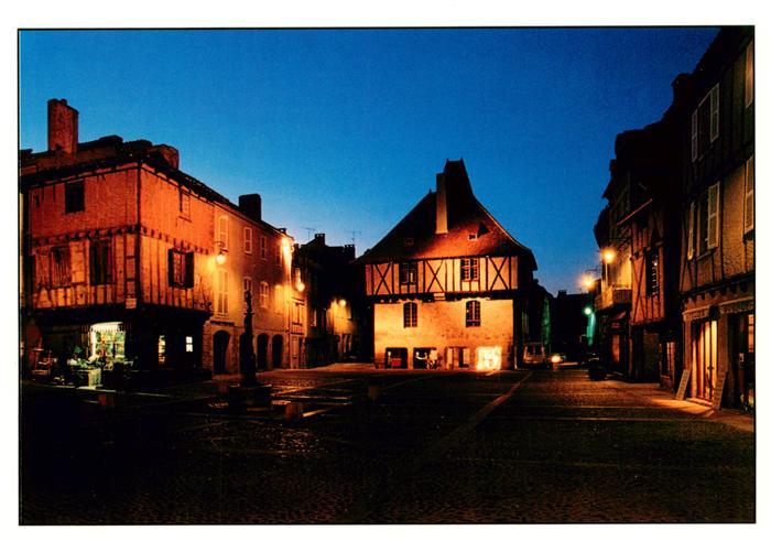 Saint-Cere La place du Merdadial et la maison du C