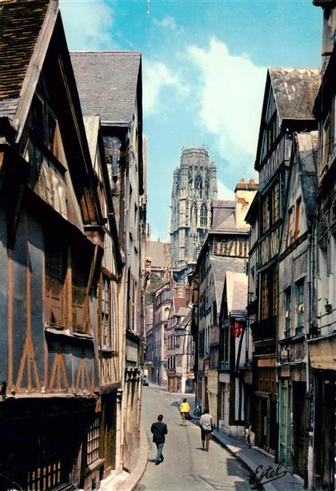 Rouen 76 Vieille rue bordee de maisons anciennes La cathedrale