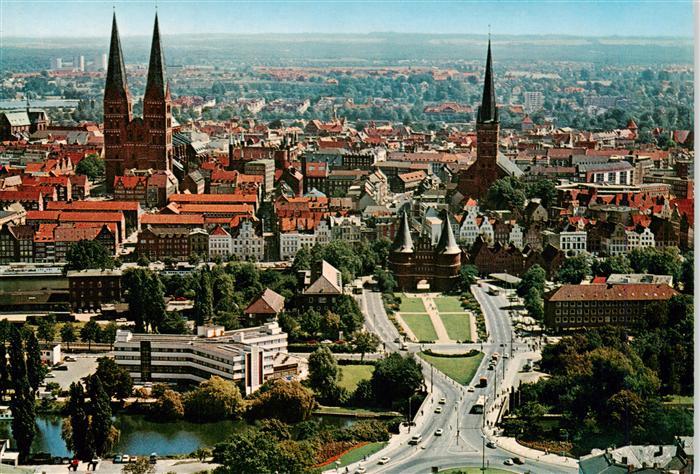 LueBECK  CITY Blick auf St. Marien-Kirche Holstentor und St. Petri-Kirche
