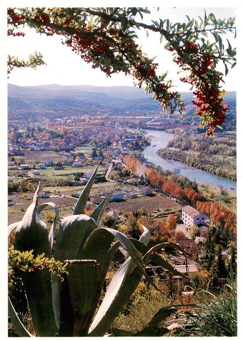 Saint-Bauzille-de-Putois Village au bord de l'Hérault vu de la grotte des Demois