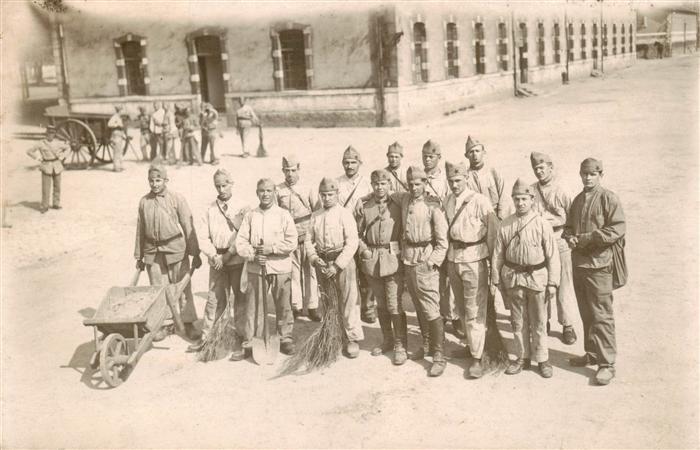 Militaria France sonstiges Soldaten Gruppenfoto Besen Schubkahre