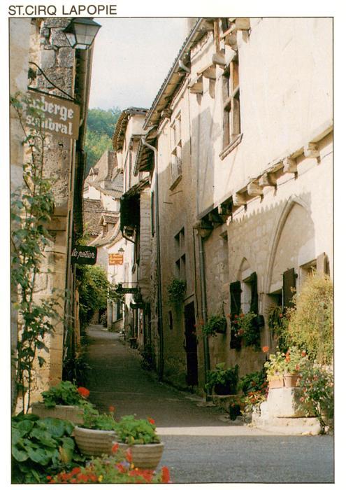 Saint-Cirq-Lapopie Ruelle fleurie
