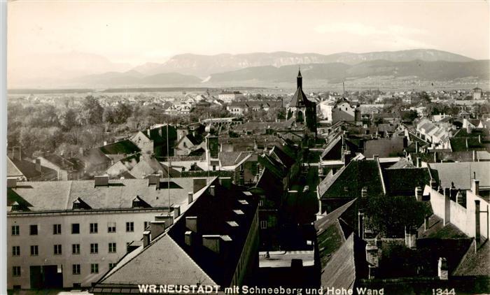 Wiener Neustadt Niederoesterreich AT Stadtpanorama mit Schneeberg und Hohe Wand