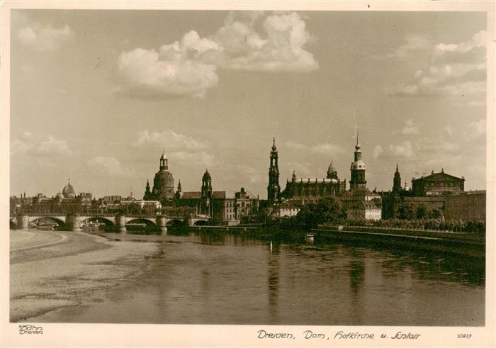 DRESDEN Elbe Blick ueber die Elbe Dom Hofkirche und Schloss