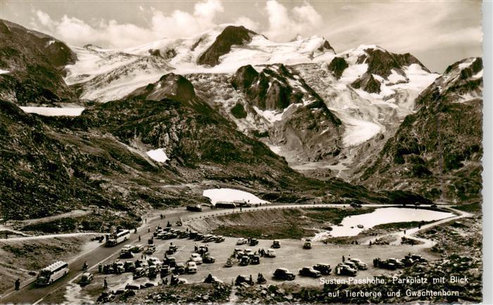 Sustenpasshoehe 2262m BE Parkplatz mit Blick auf Tierberge und Gwaechtenhorn Ber