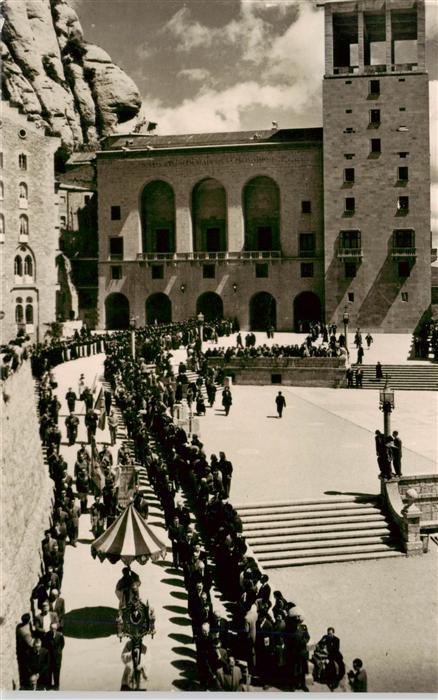 Montserrat Kloster Procesión en la Plaza del Monasterio