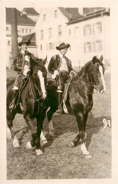 Pferde Horses Cheval Photo-Hall Ragaz-Arosa-Zuerich St.Moritz Bed Maenner