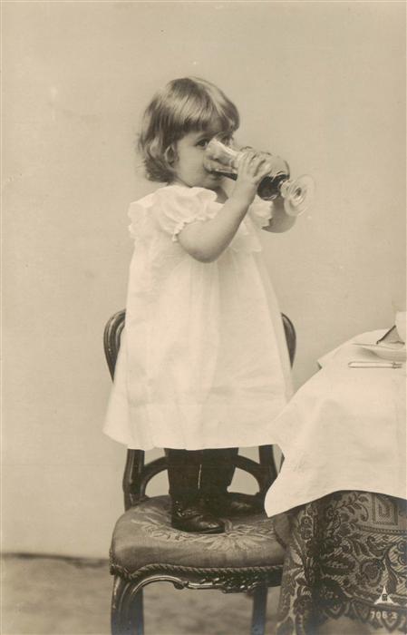 Foto PH Nr. 706-3 Mädchen Trinkt