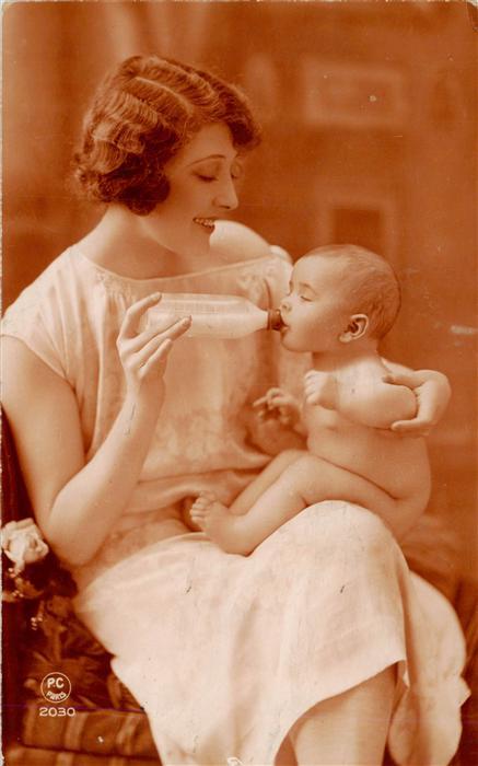 Foto PC Paris Nr. 2030 Frau Baby Füttern