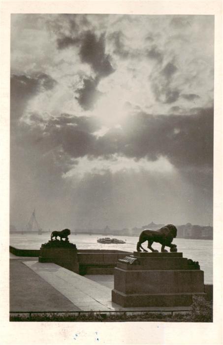 Leningrad St Petersburg RU Admiralteyskaya Damm Loewen Skulpturen Newa