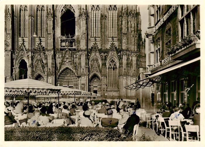 Koeln  Rhein Die weltbekannte Reichard-Terrasse am Koelner Dom