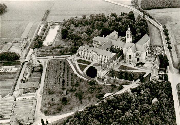 Averbode Belgie Abbaye Porte d'entrée XIVe siècle vue aérienne