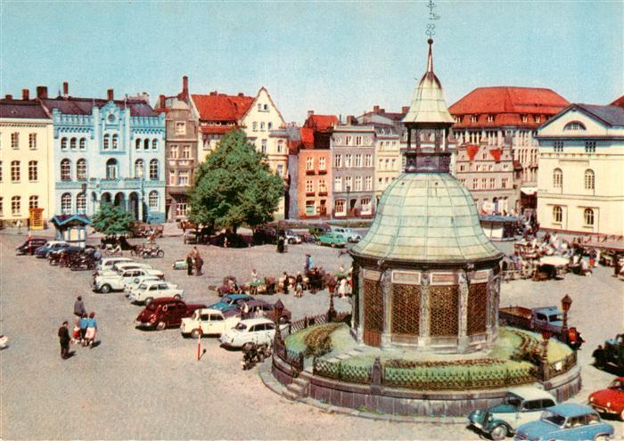 WISMAR Mecklenburg Markt Kiosk Altstadt Buergerhaueser Autos Marktplatz Passante