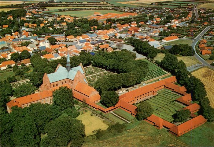 Logumkloster Sogn DK Kloster Kirche Fliegeraufnahme Ortschaft Ziegeldaecher Klos