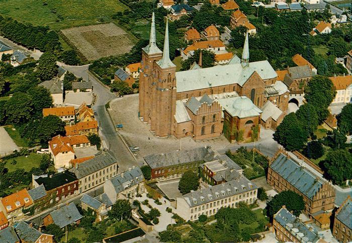 Roskilde DK Domkirken Dom Fliegeraufnahme Ziegeldaecher Altstadt Tuerme Platz