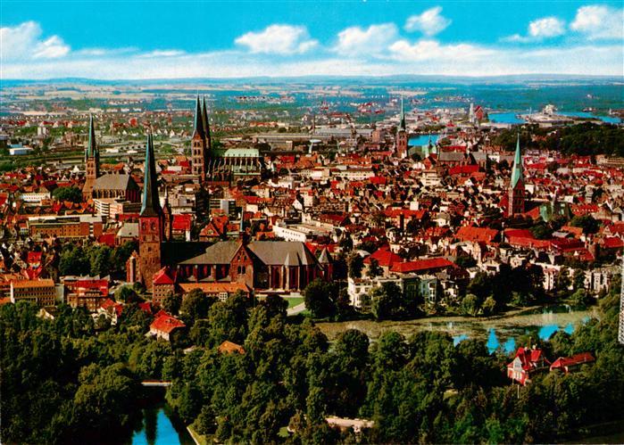LueBECK CITY Hansestadt Sieben-Tuerme Fliegeraufnahme Altstadt Dom Marienkirche