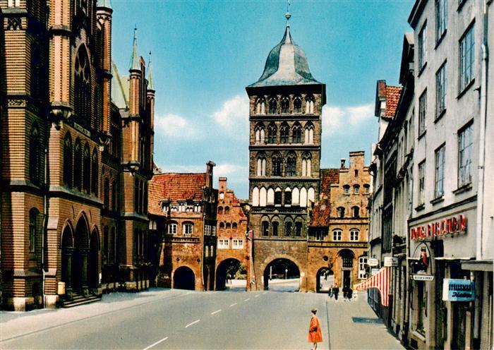 LueBECK CITY Burgtor Stadttor Strasse Backsteinkirche Passantin Hansestadt