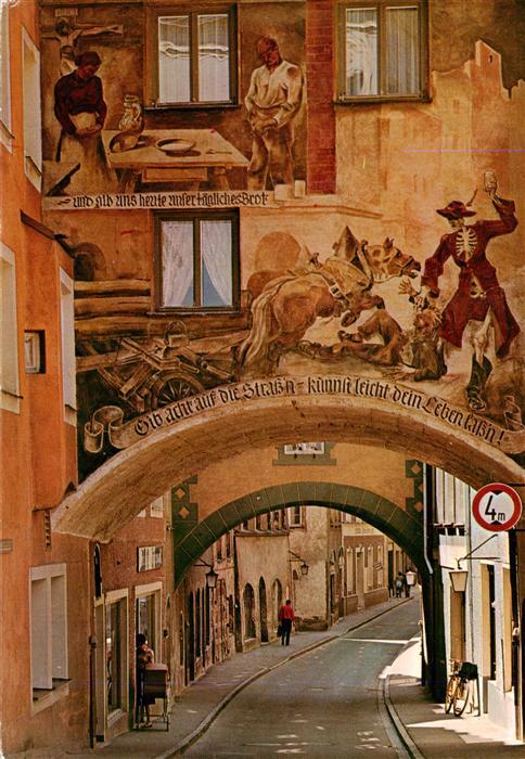 Burghausen Salzach Oberbayern Altstadt Grueben Hausmalerei Wandgemaelde Torboge