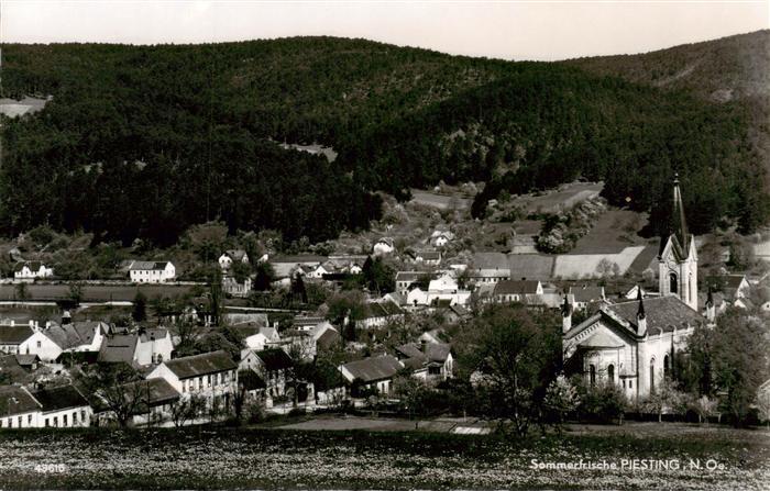 Markt Piesting Niederoesterreich AT Kirche Kirchturm Ortschaft Huegel Wald Daech