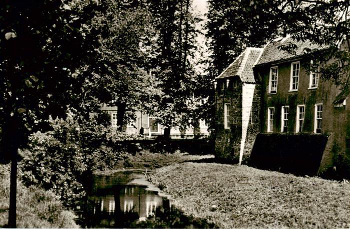 Pewsum Krummhoern Niedersachsen Alte-Burg Burggraben Baeume Herrenhaus Wiese Was