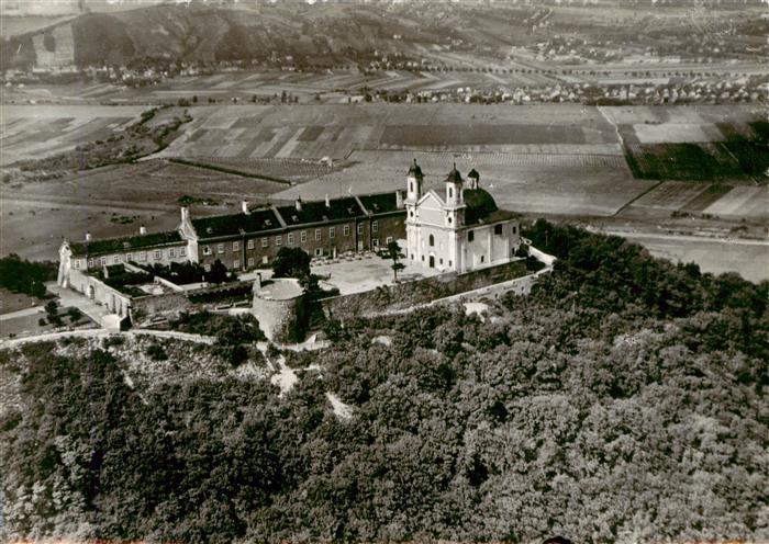 Leopoldsberg  Wien AT Leopoldsberg Kirche Kloster Donauebene Felder Wald Luftbil