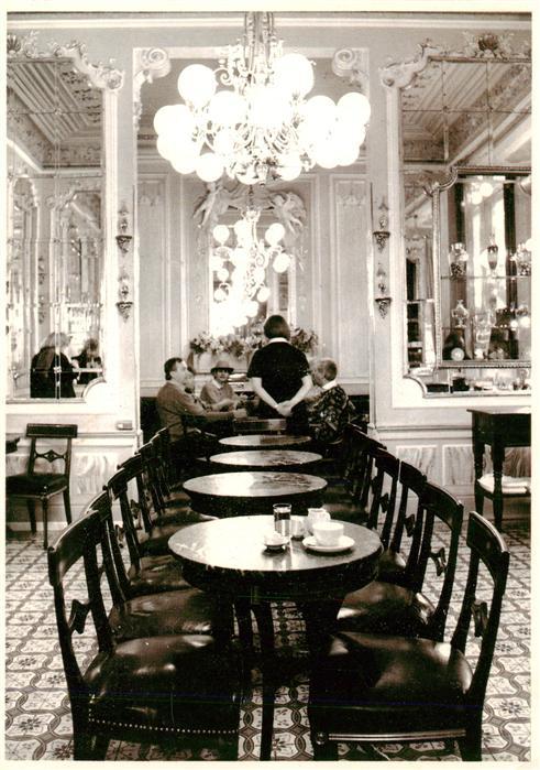 WIEN AT Café-Demel Konditorei Kohlmarkt Kaffeehausinterieur Kronleuchter Spiegel
