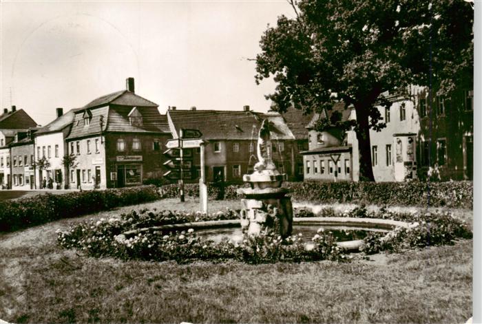 Bad Lausick Untermarkt Brunnen Fontaene Marktplatz Wegweiser Geschaefte Linde