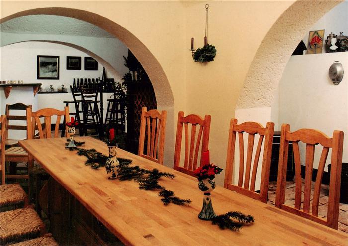 Neu Gaarz Waren Domaene Wein-Galerie Gewoelbe Gaststaette Weinkeller Tisch Stueh