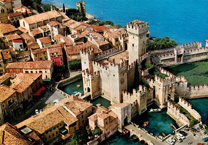 SIRMIONE Lago di Garda IT Scaligero-Burg Castello Gardasee Hafen Altstadt Fliege