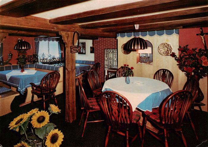 Schluchsee Berghotel-Muehle Blauer-Salon Gaststube Holzbalken Sonnenblumen Tisch