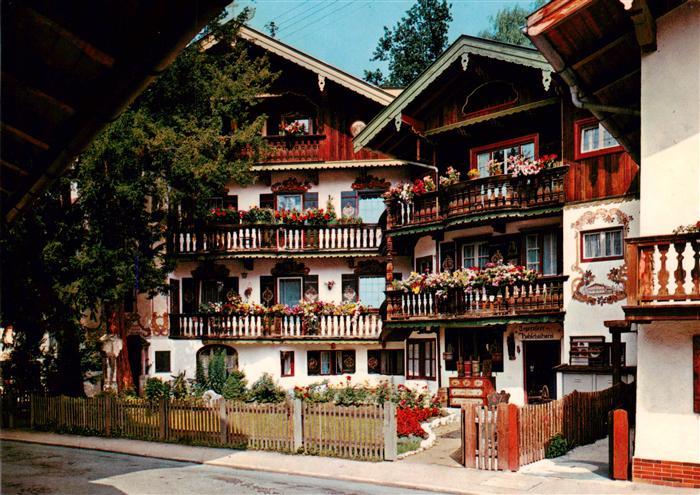 Tegernsee Bayern Wackersbergerhaus Rosenstrasse Balkonblumen Lueftlmalerei Holzb