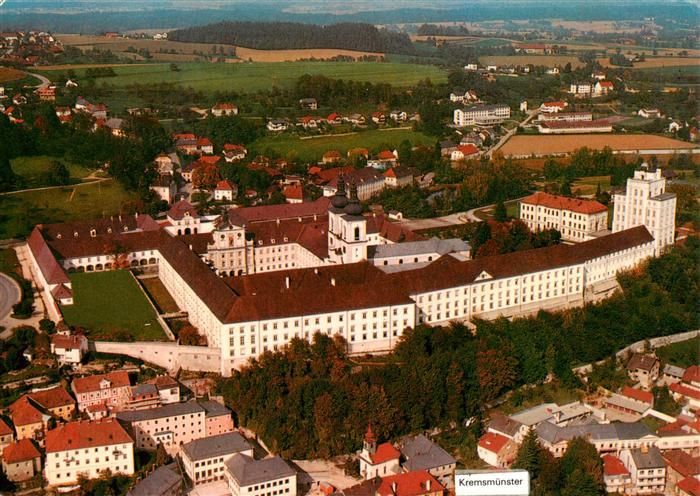 Kremsmuenster Oberoesterreich AT Benediktinerstift Kloster Barocktuerme Luftbild