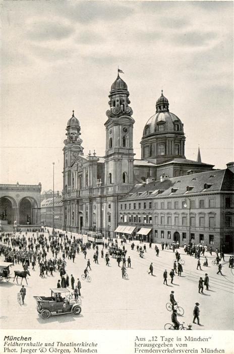 Muenchen Bayern Feldherrnhalle und Theatinerkirche